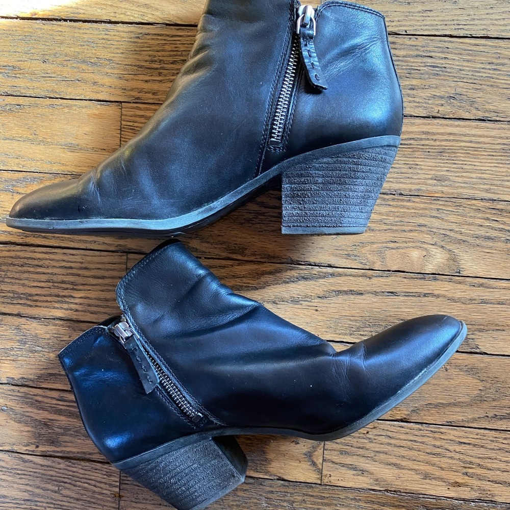 FRYE Judith zip ankle boots